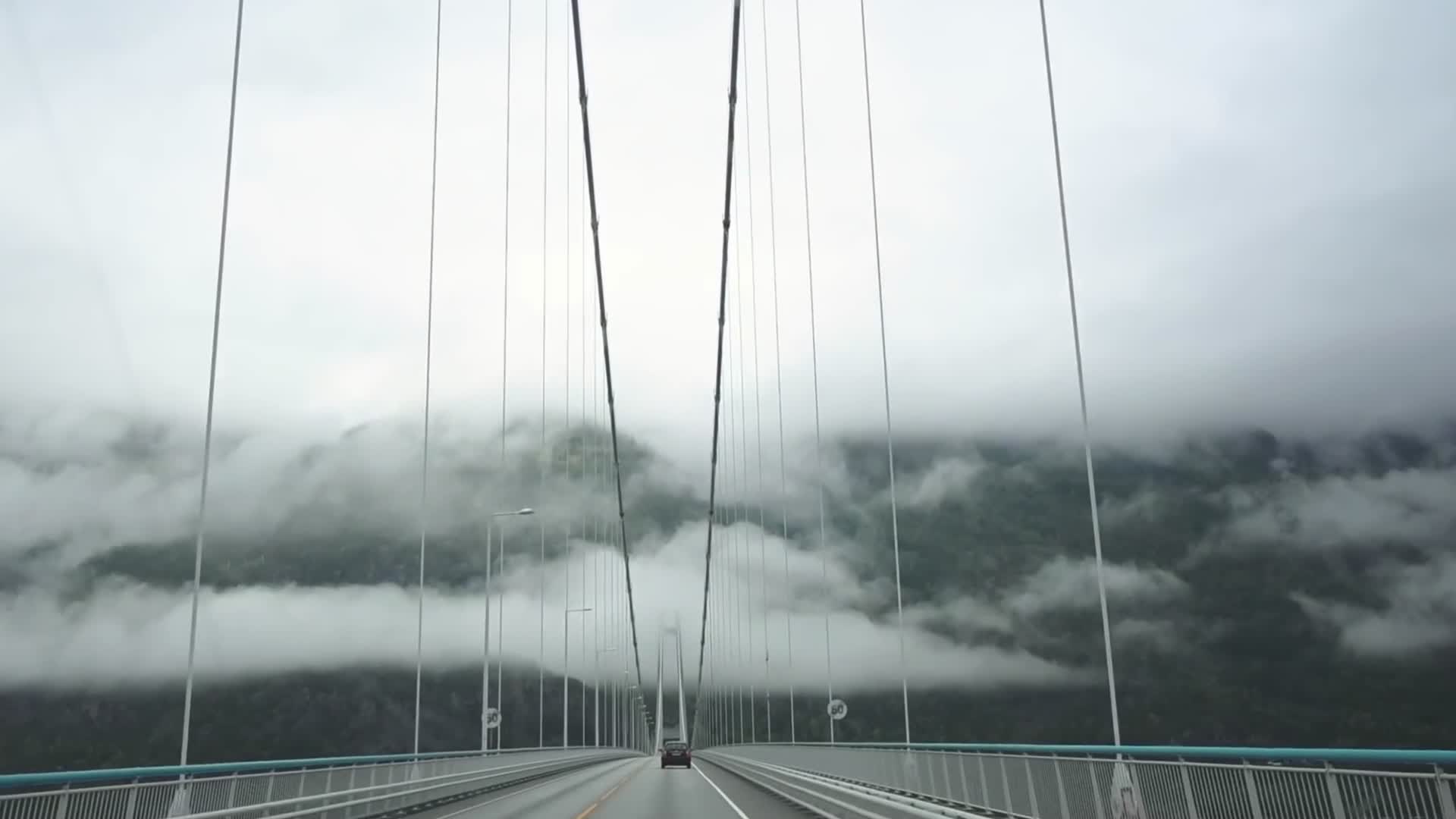 驾车行驶过吊桥和隧道视频的预览图