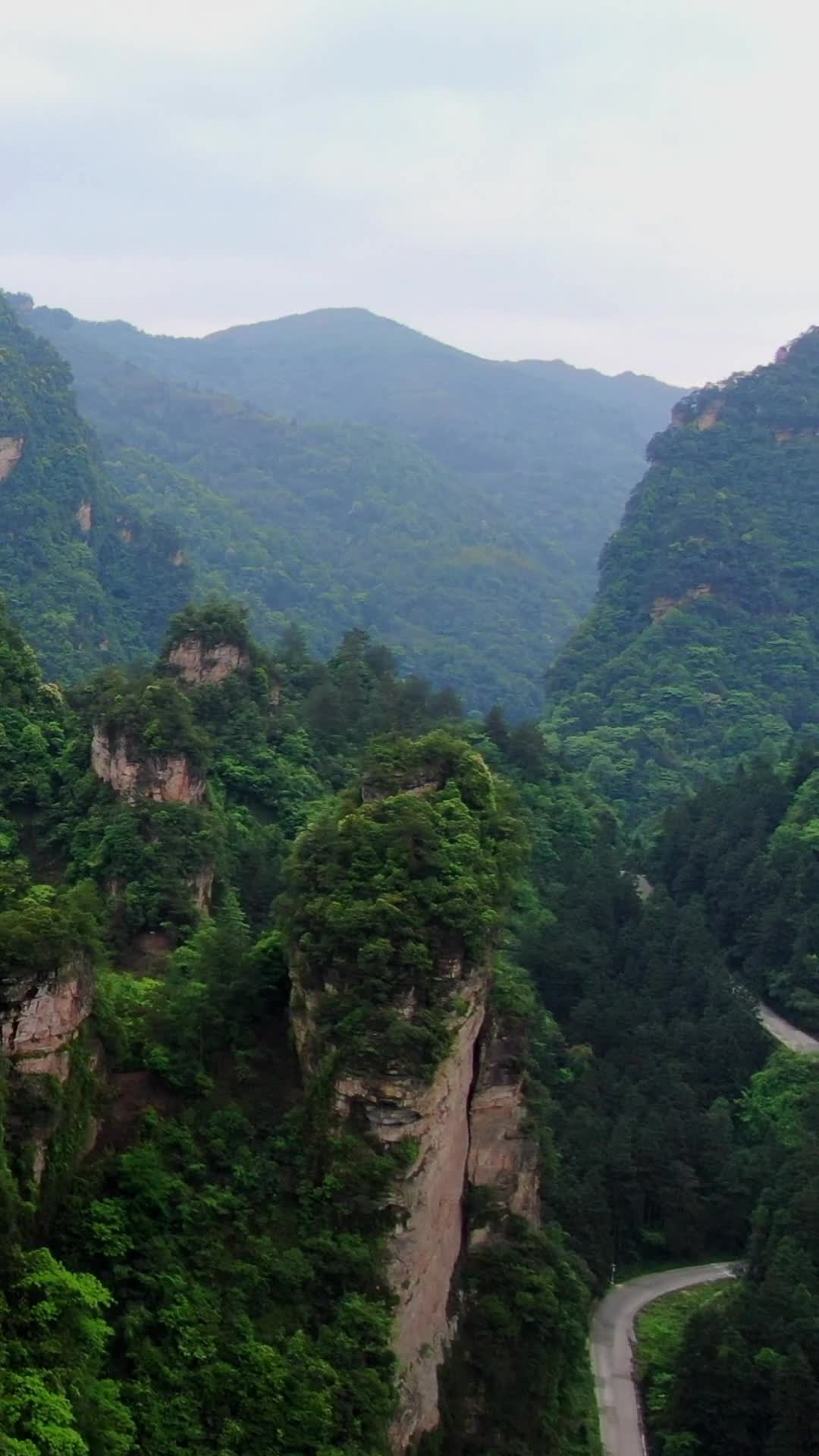航拍湖南张家界武陵源宝峰湖景区视频的预览图
