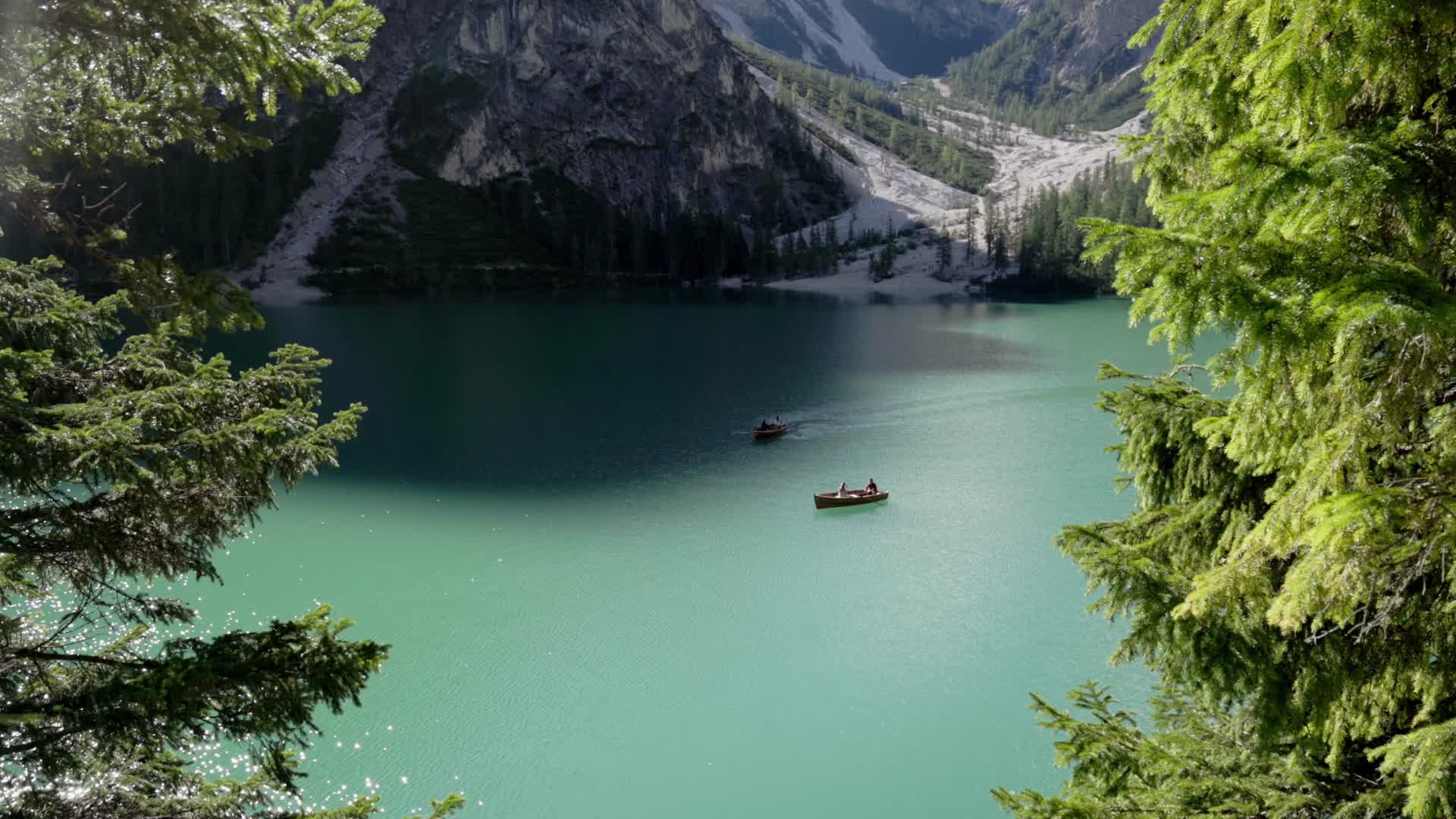 夏日户外自然湖泊情侣划船视频的预览图