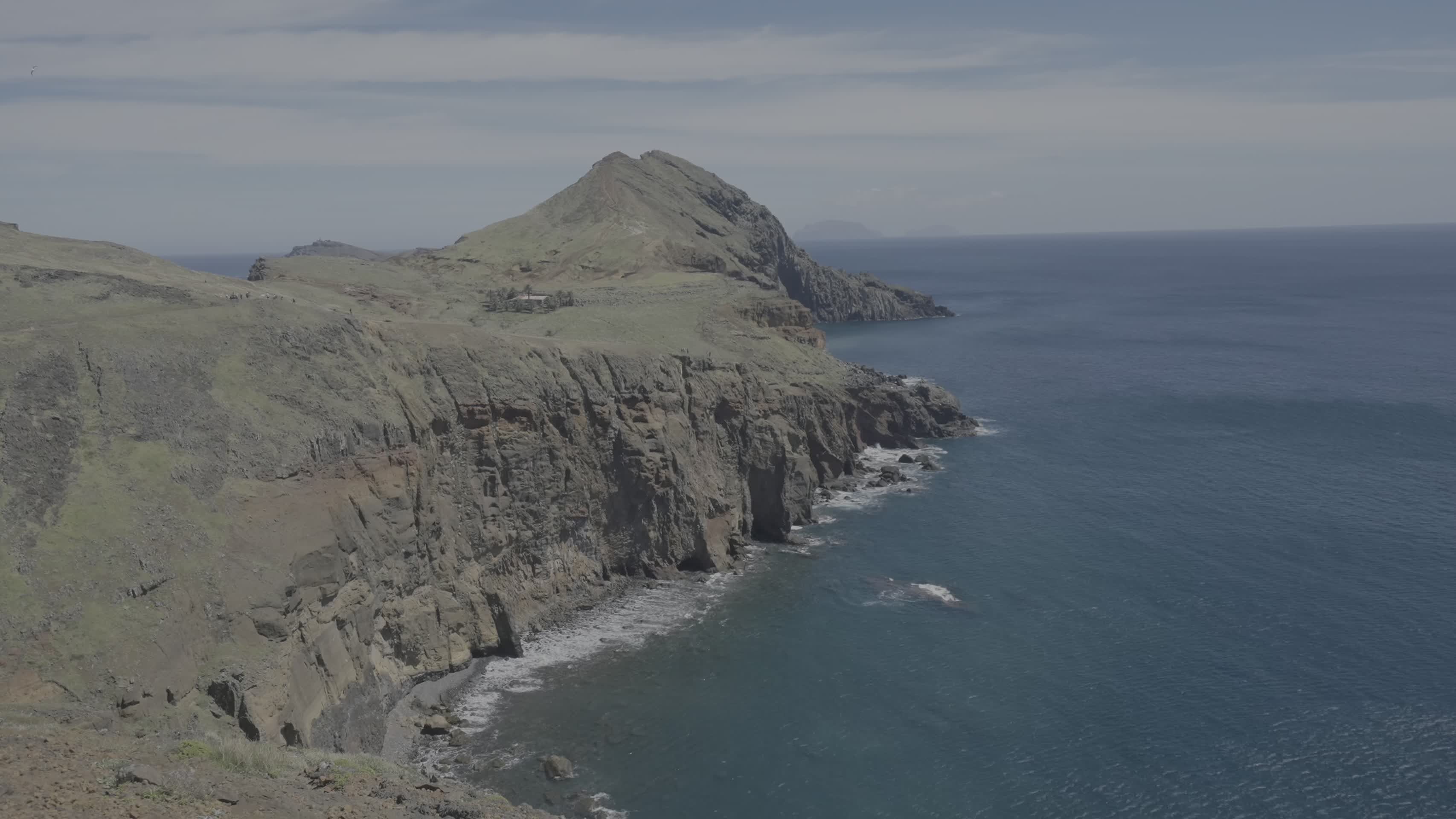 夏日晴朗海上岛屿悬崖航拍视频的预览图