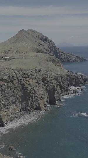 夏日晴朗海上岛屿悬崖航拍视频的预览图