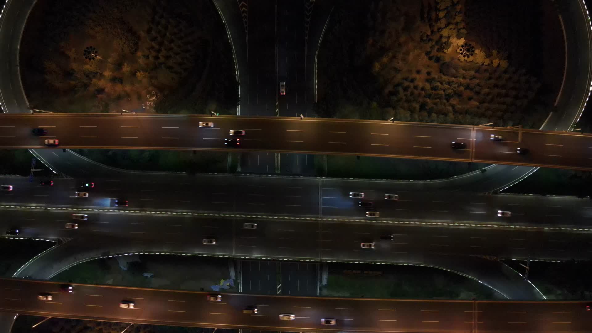 航拍河南郑州立交桥车流夜景视频的预览图