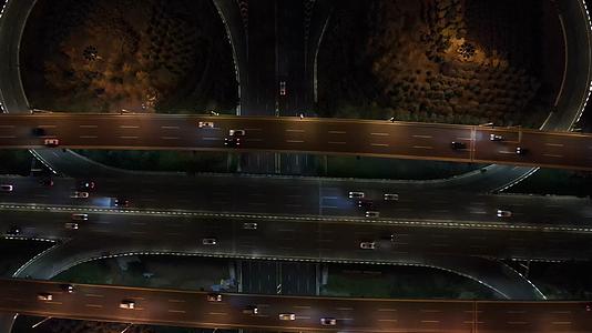 航拍河南郑州立交桥车流夜景视频的预览图