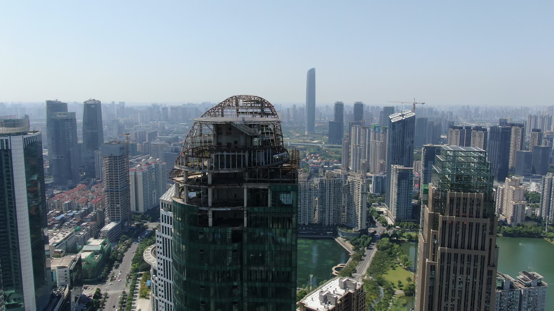 航拍湖北武汉金融中心视频的预览图