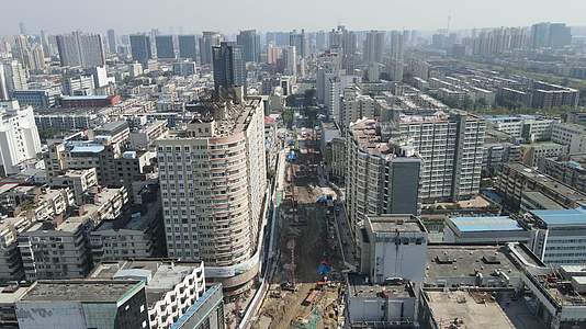 航拍河南郑州人民路商业街视频的预览图