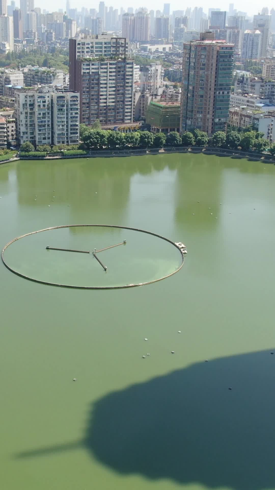 航拍湖北武汉喷泉公园视频的预览图