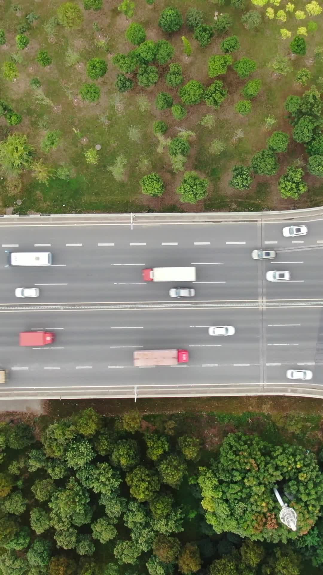 航拍城市大道交通车流视频的预览图