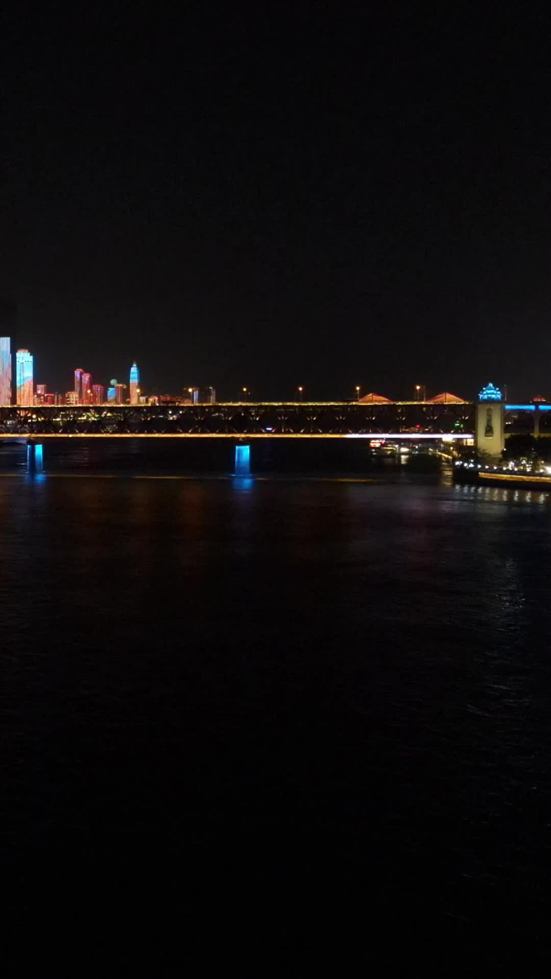 航拍湖北武汉长江夜景视频的预览图