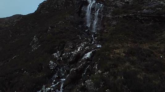 秋季高原山谷瀑布视频的预览图