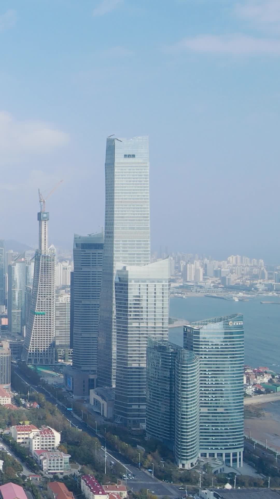 航拍山东青岛城市风光竖屏视频的预览图