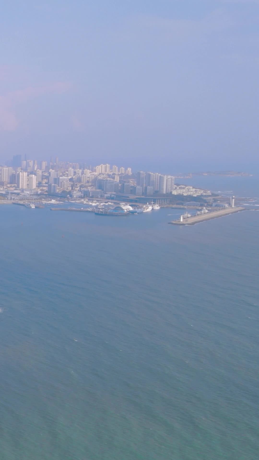 航拍大海海浪沙滩风景视频的预览图