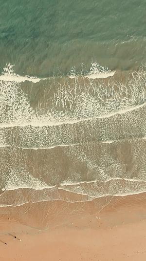 俯拍大海海浪沙滩海浪视频的预览图