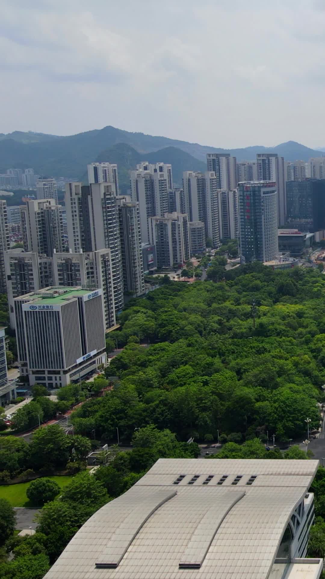 航拍广西柳州市政府大楼视频的预览图