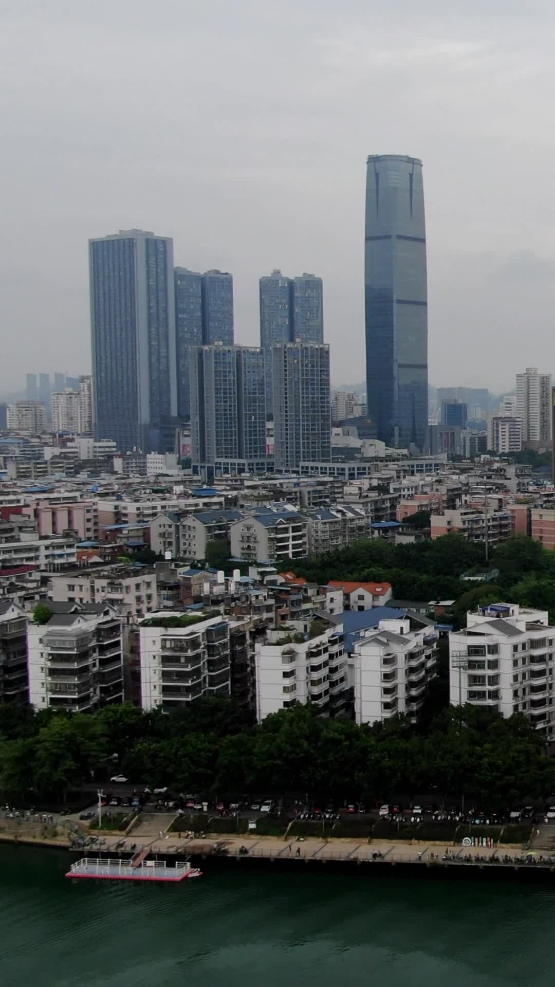 航拍广西柳州城市天际线视频的预览图
