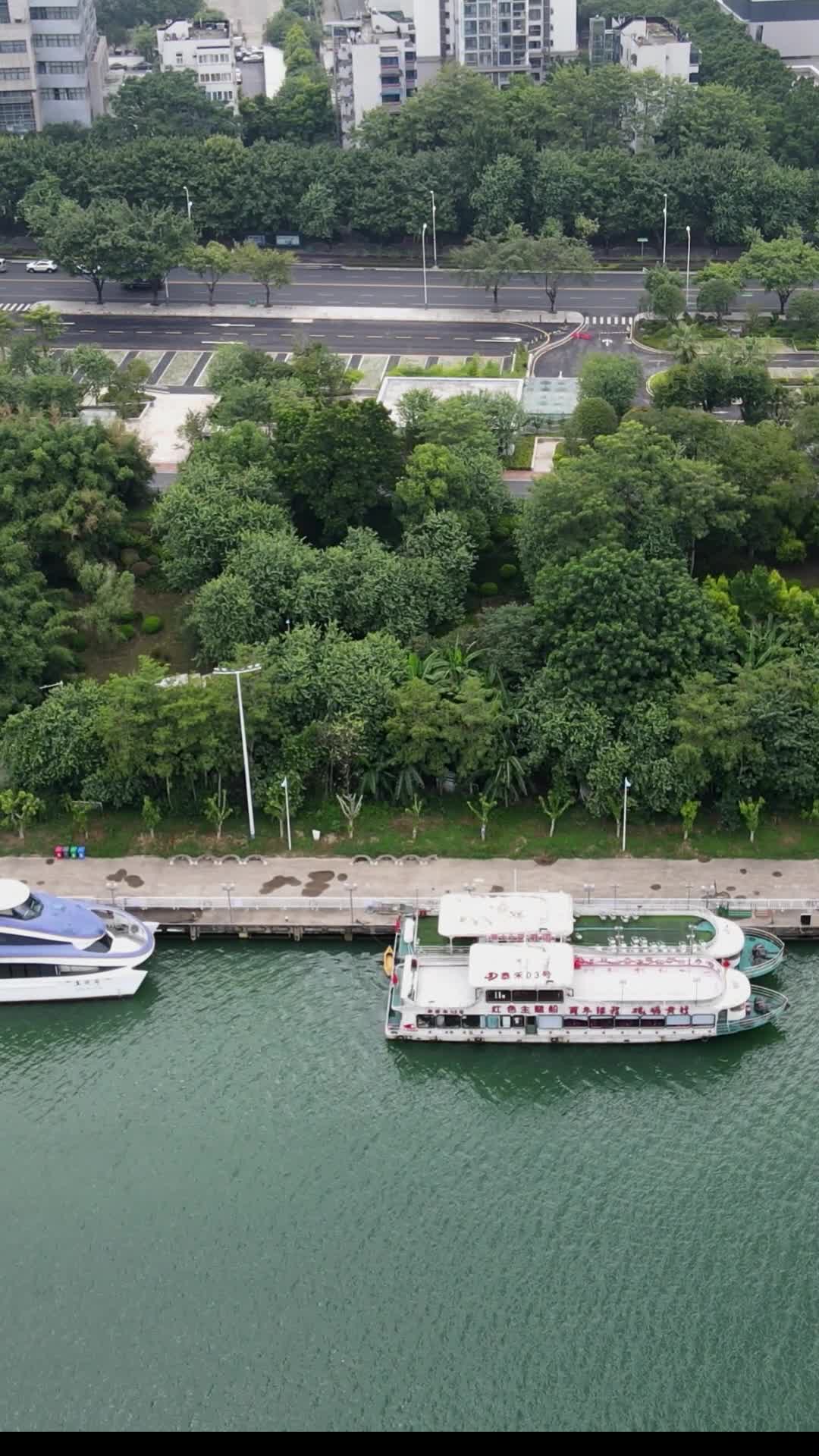 航拍广西柳州柳江东堤码头视频的预览图