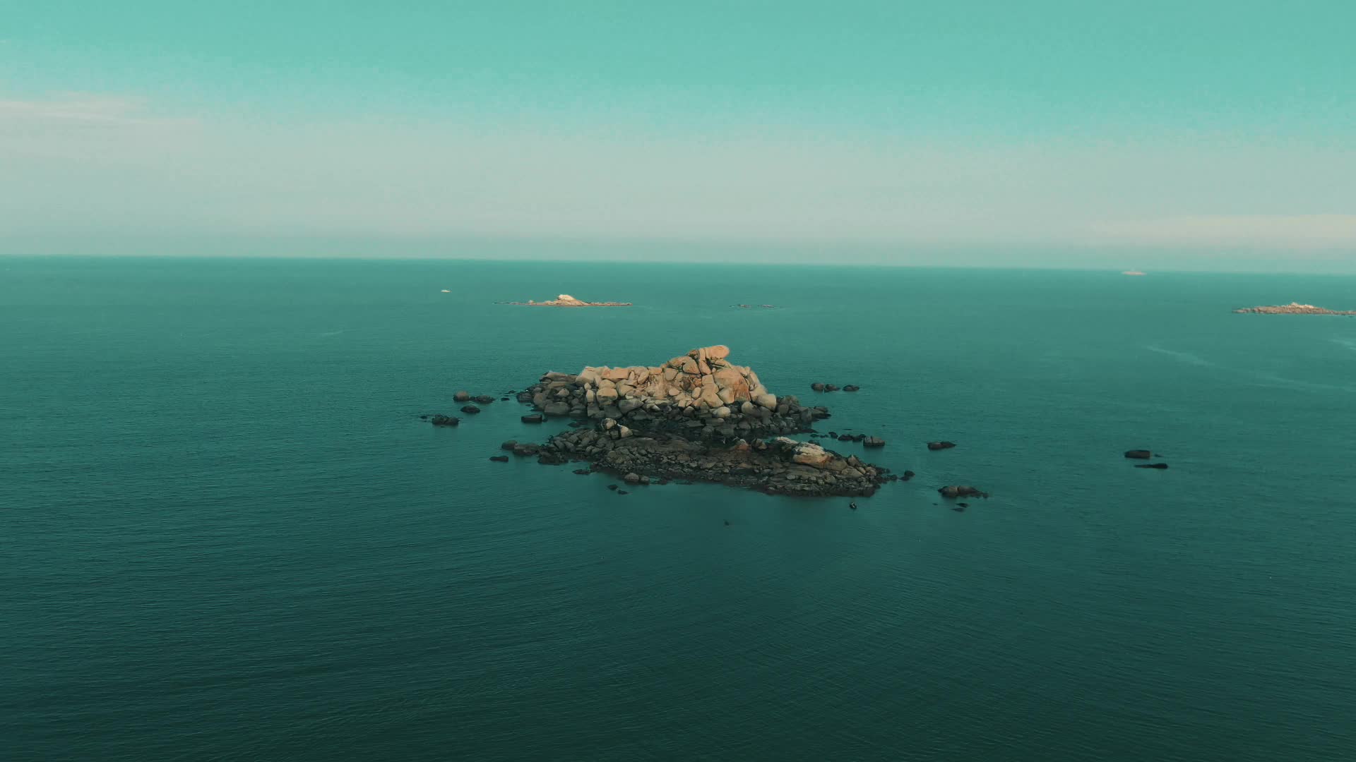 航拍蓝色海洋大海海浪沙滩礁石视频的预览图