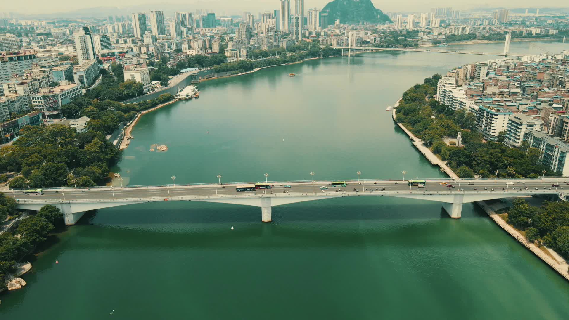 广西柳州柳江大桥竖屏航拍视频的预览图