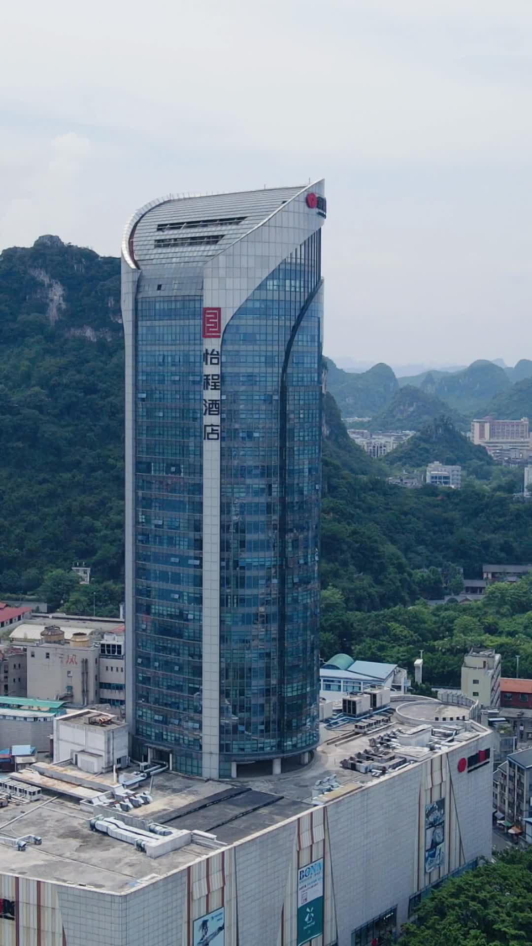 广西柳州城市风光竖屏航拍视频的预览图