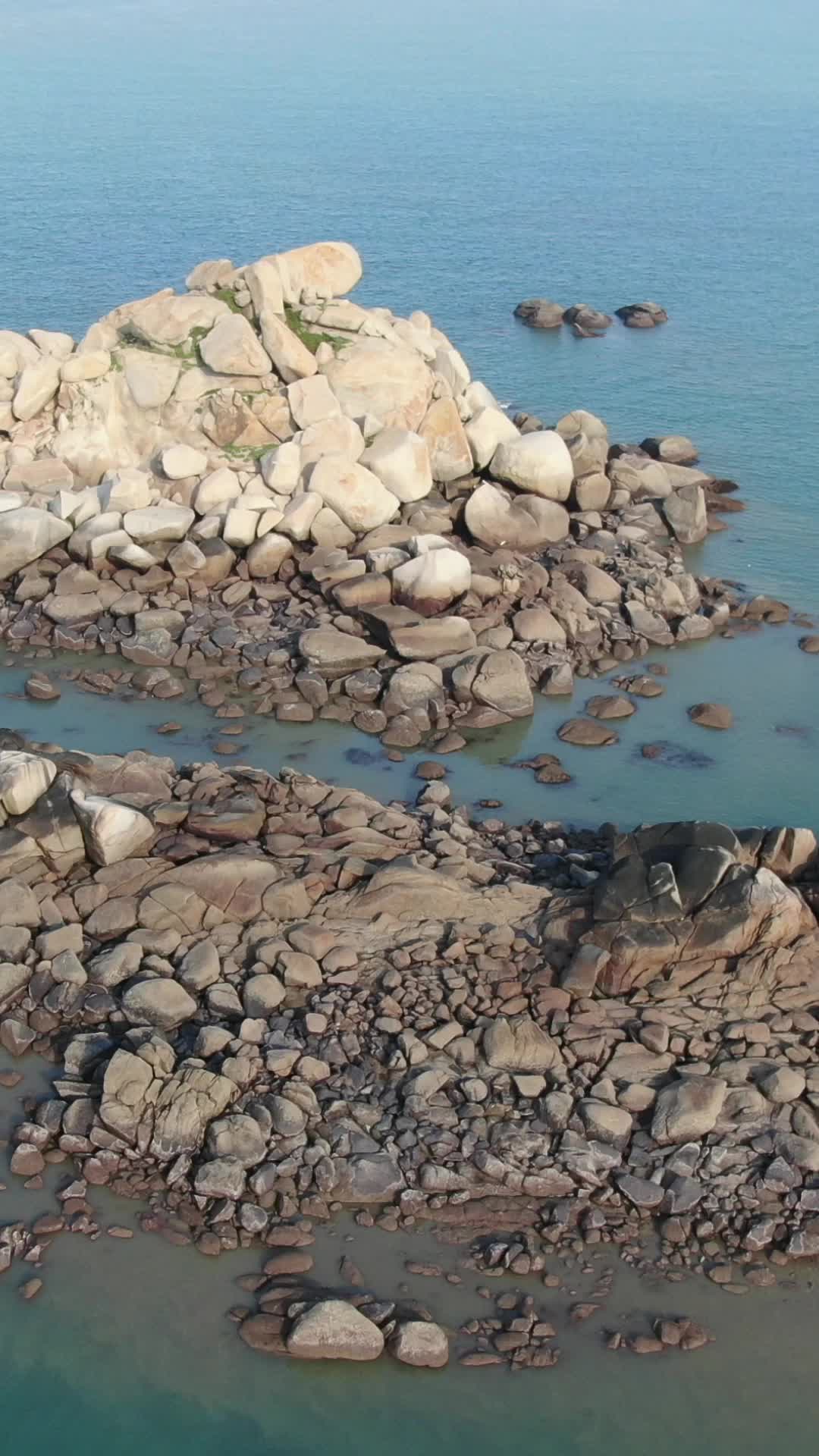 大海海边礁石岛屿竖屏航拍视频的预览图