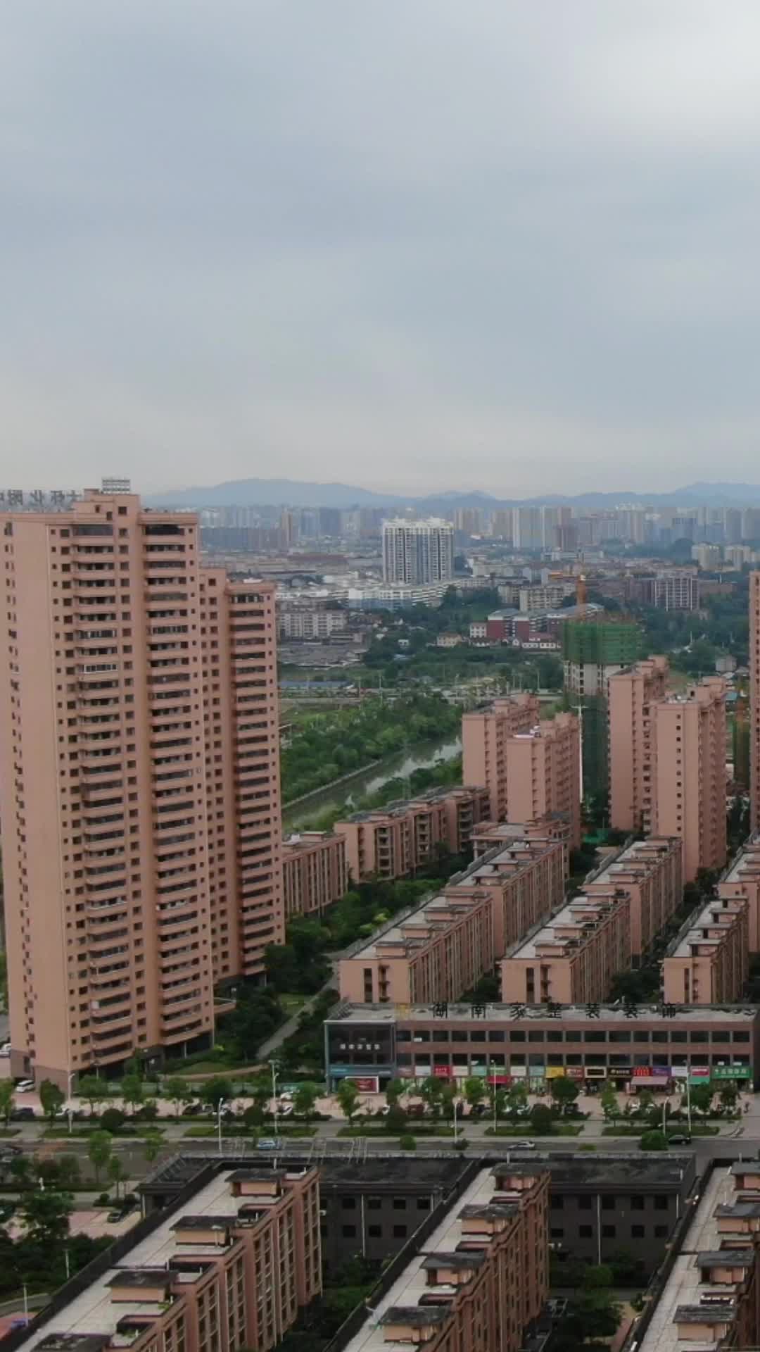 城市高层住宅小区竖屏航拍视频的预览图