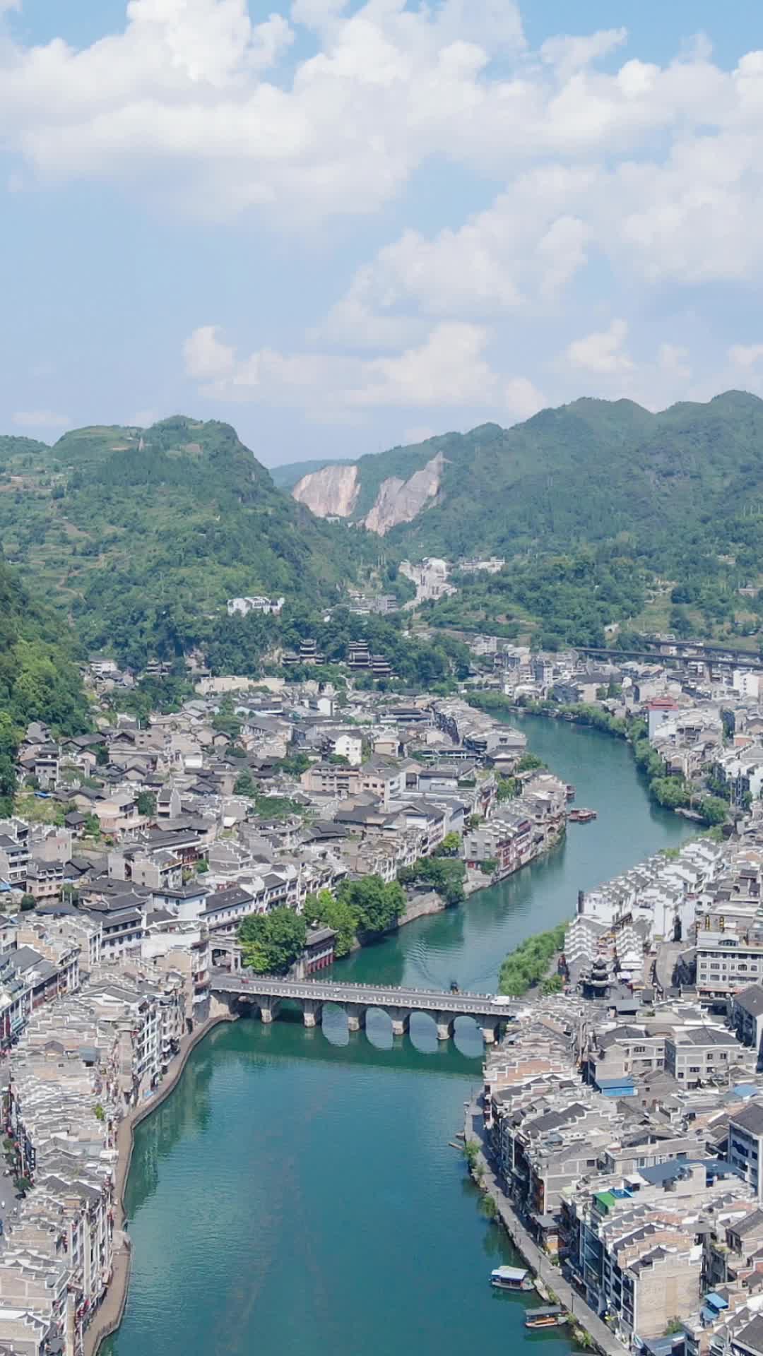 航拍贵州镇远古镇5A景区竖屏视频的预览图