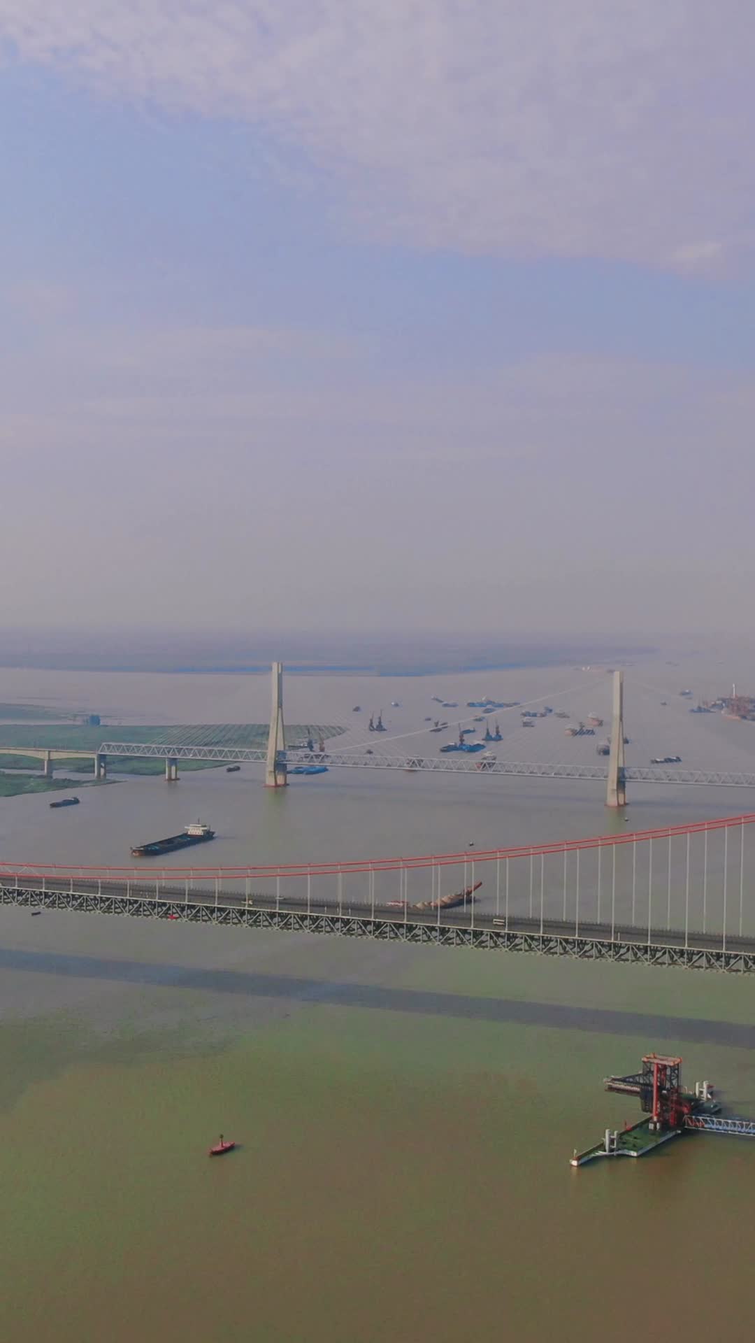 湖南岳阳洞庭湖大桥竖屏航拍视频的预览图
