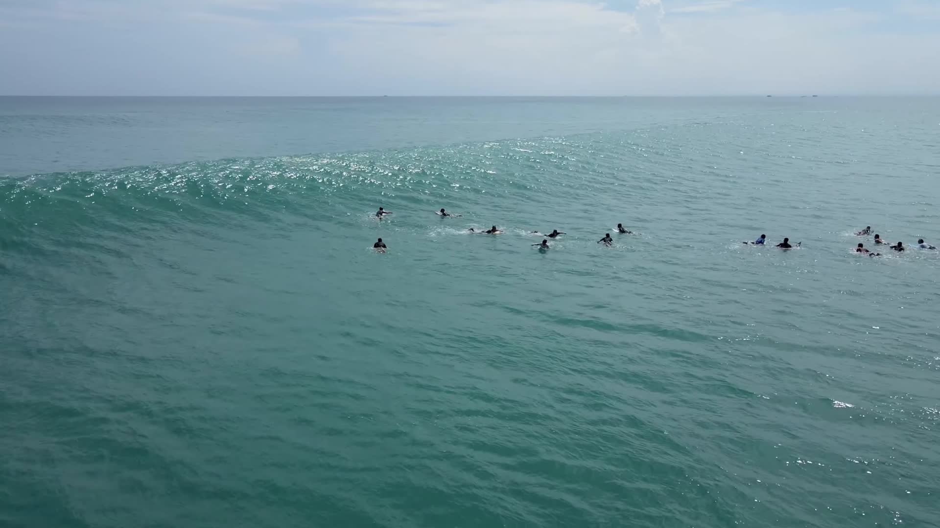 炎热夏日人群海边游泳冲浪超长合集视频的预览图
