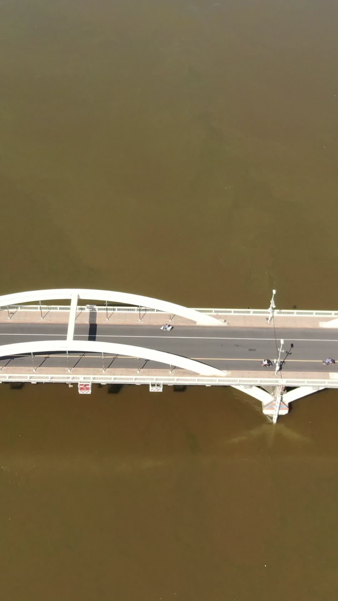 航拍福州闽江解放大桥竖屏视频的预览图