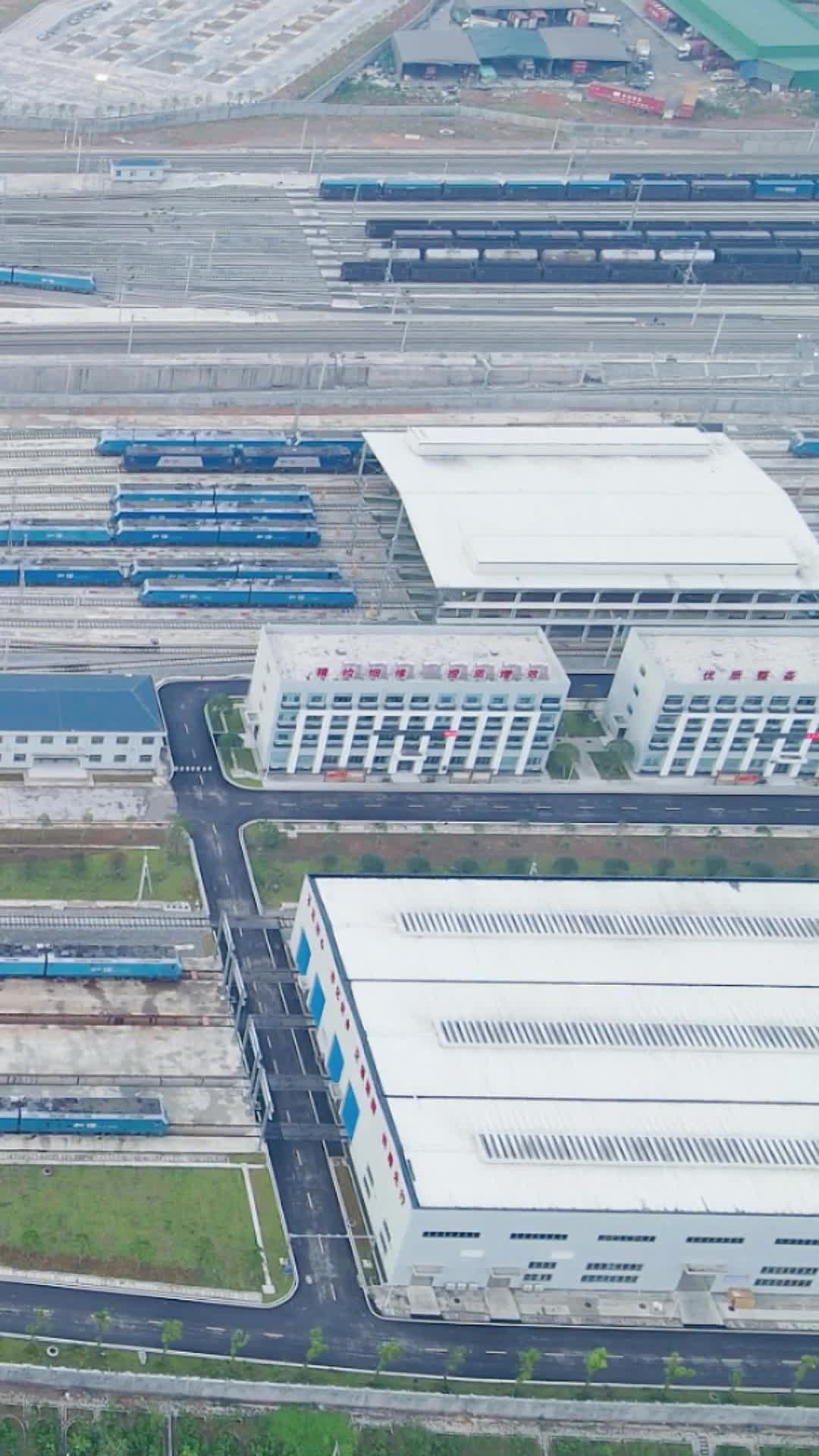 航拍火车轨道交通火车站视频的预览图