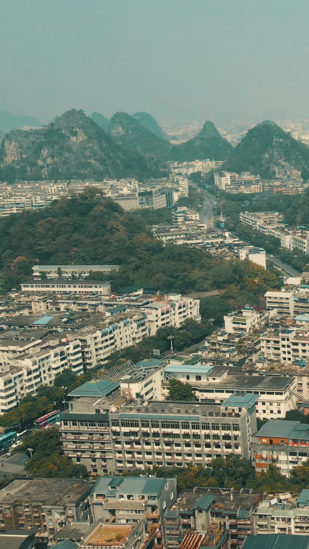 广西桂林城市风光竖屏航拍视频的预览图