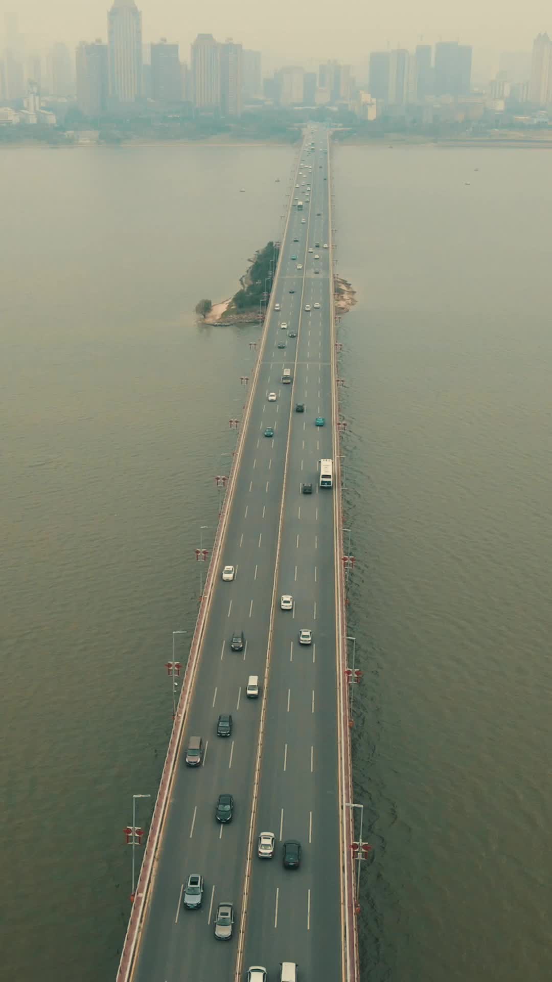 江西南昌交通南昌大桥航拍视频的预览图