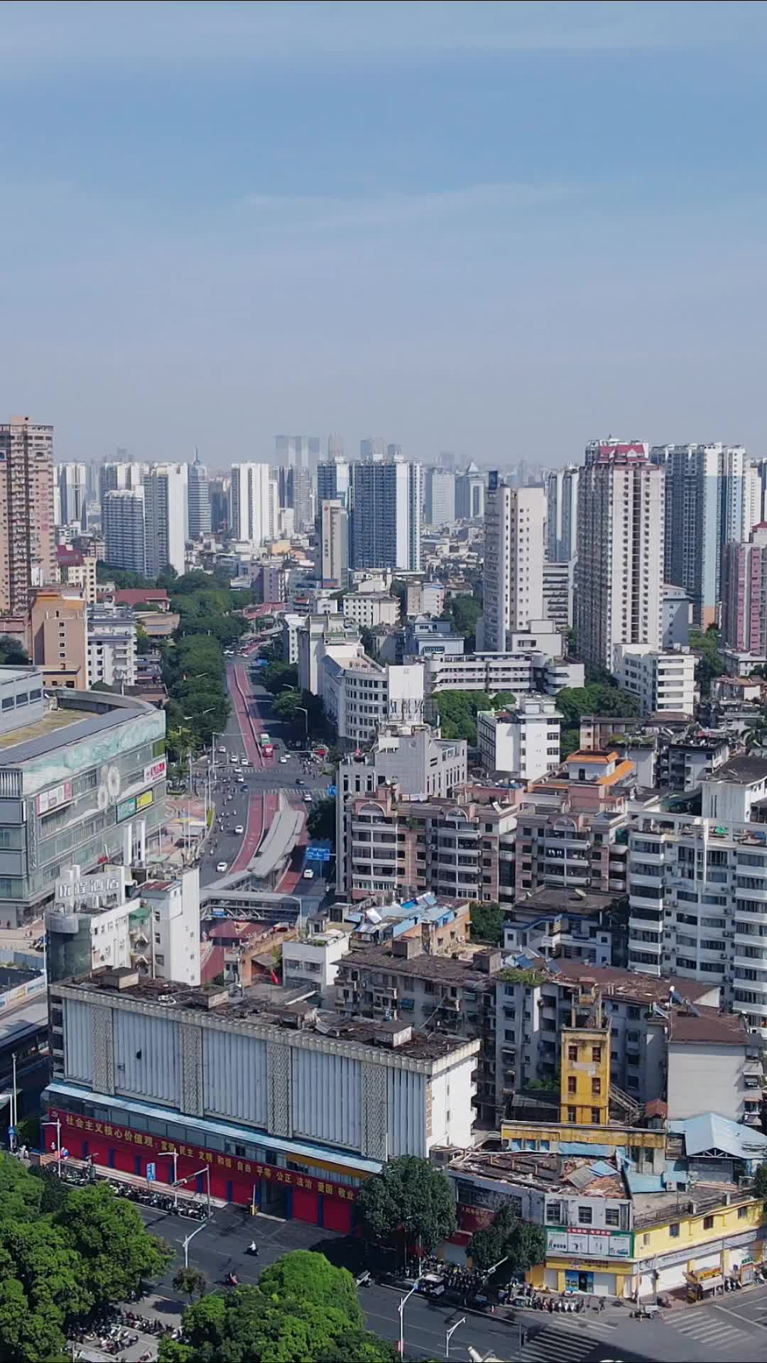航拍广西南宁城市风光视频的预览图