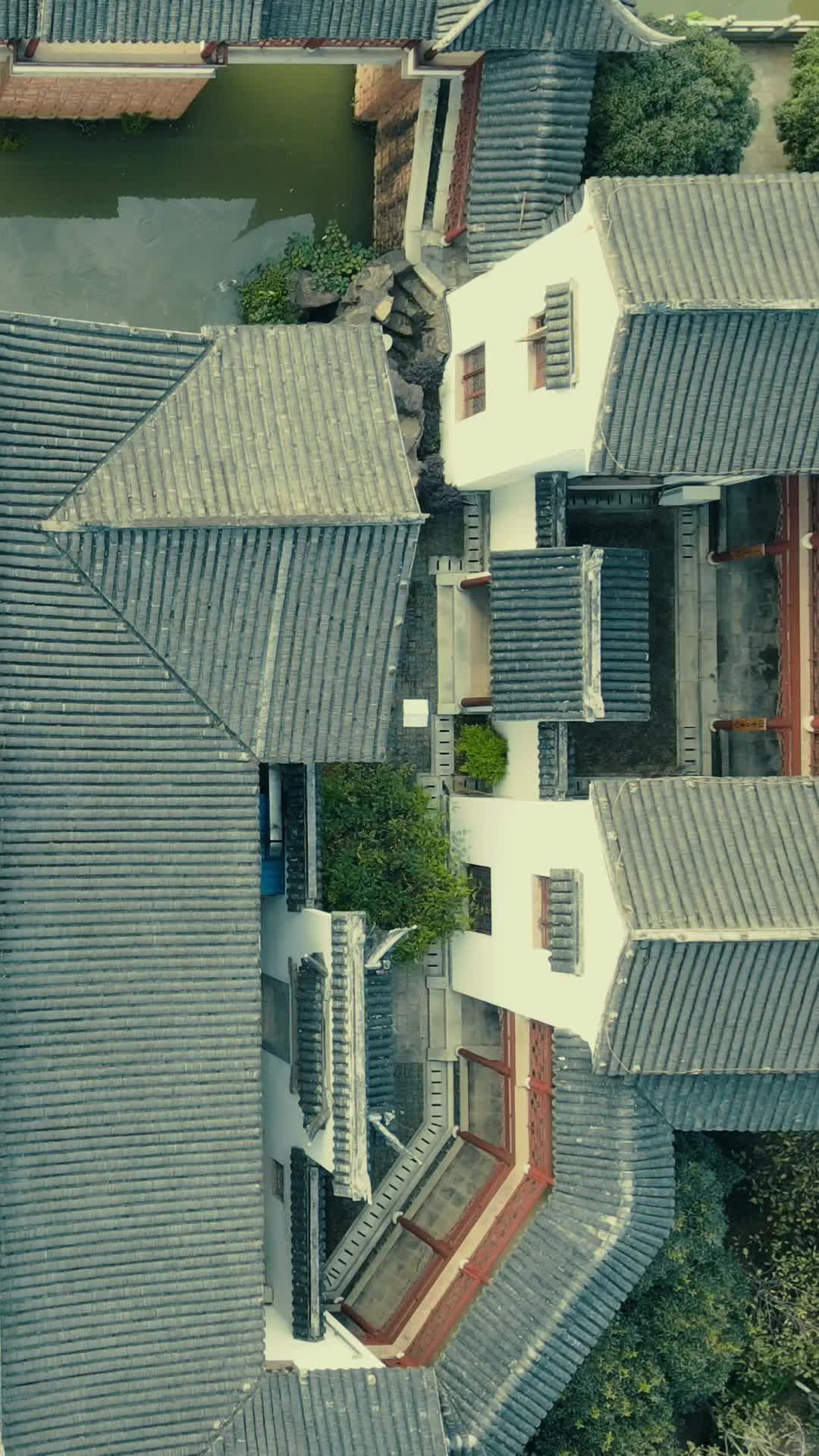 南方青砖绿瓦古建筑竖屏航拍视频的预览图