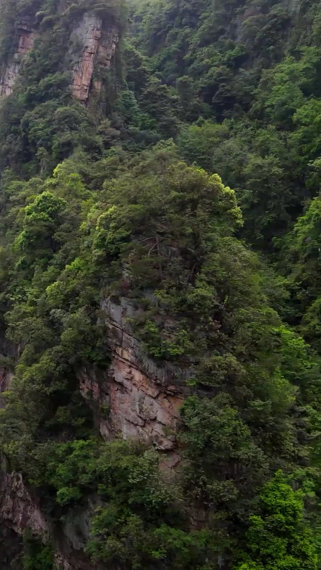 航拍自然风光悬崖峭壁视频的预览图
