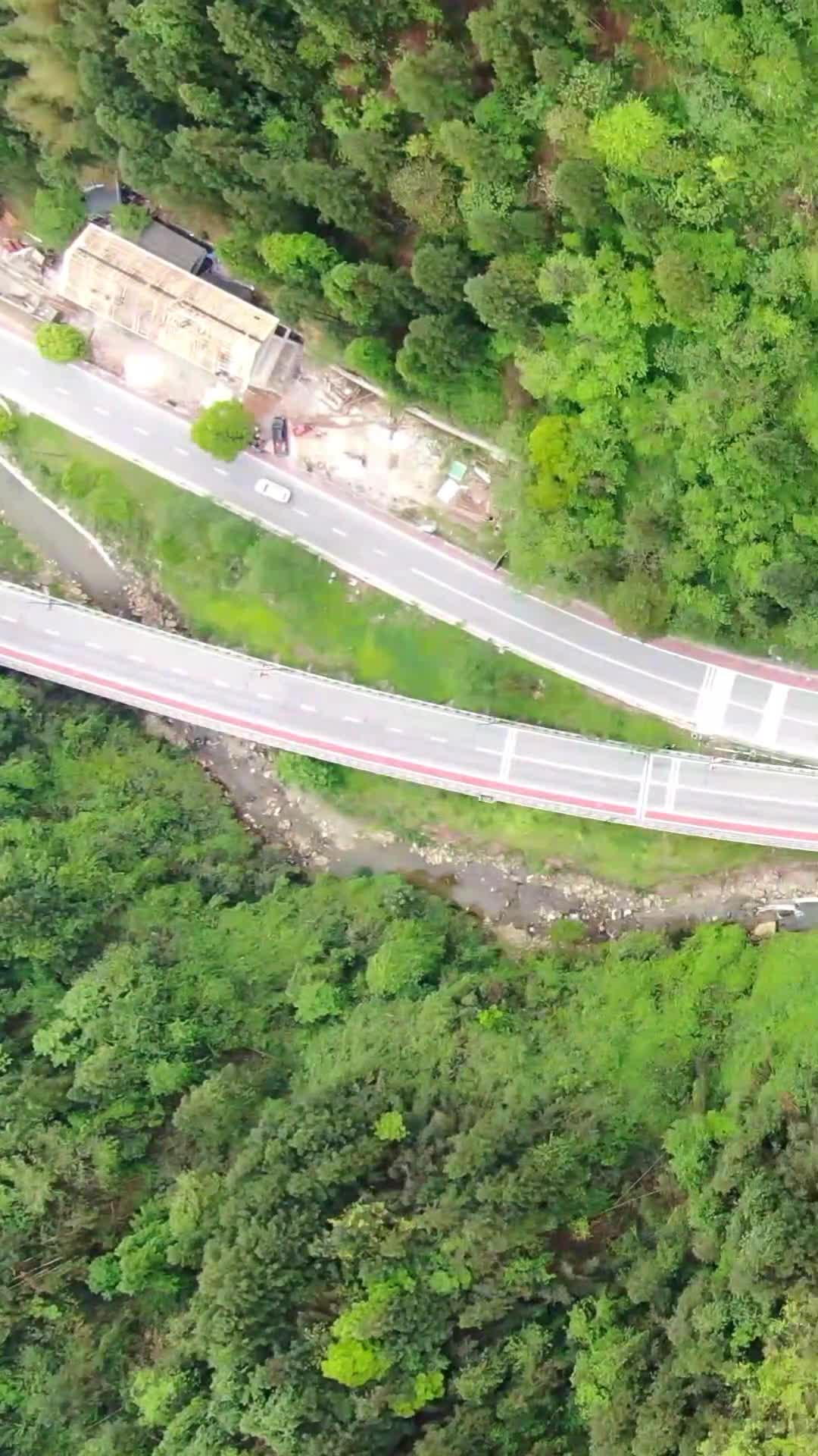 航拍山谷交通道路视频的预览图