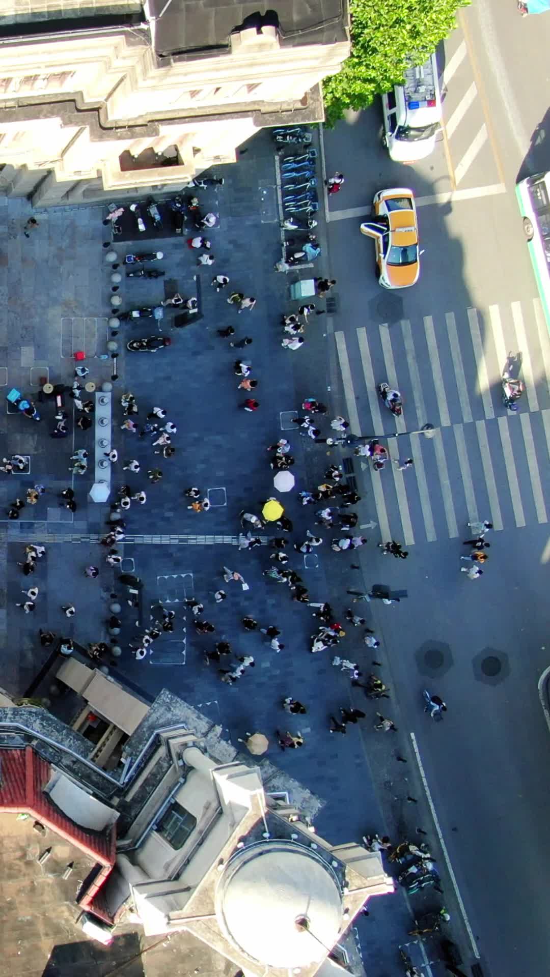 航拍江城武汉步行街人流视频的预览图