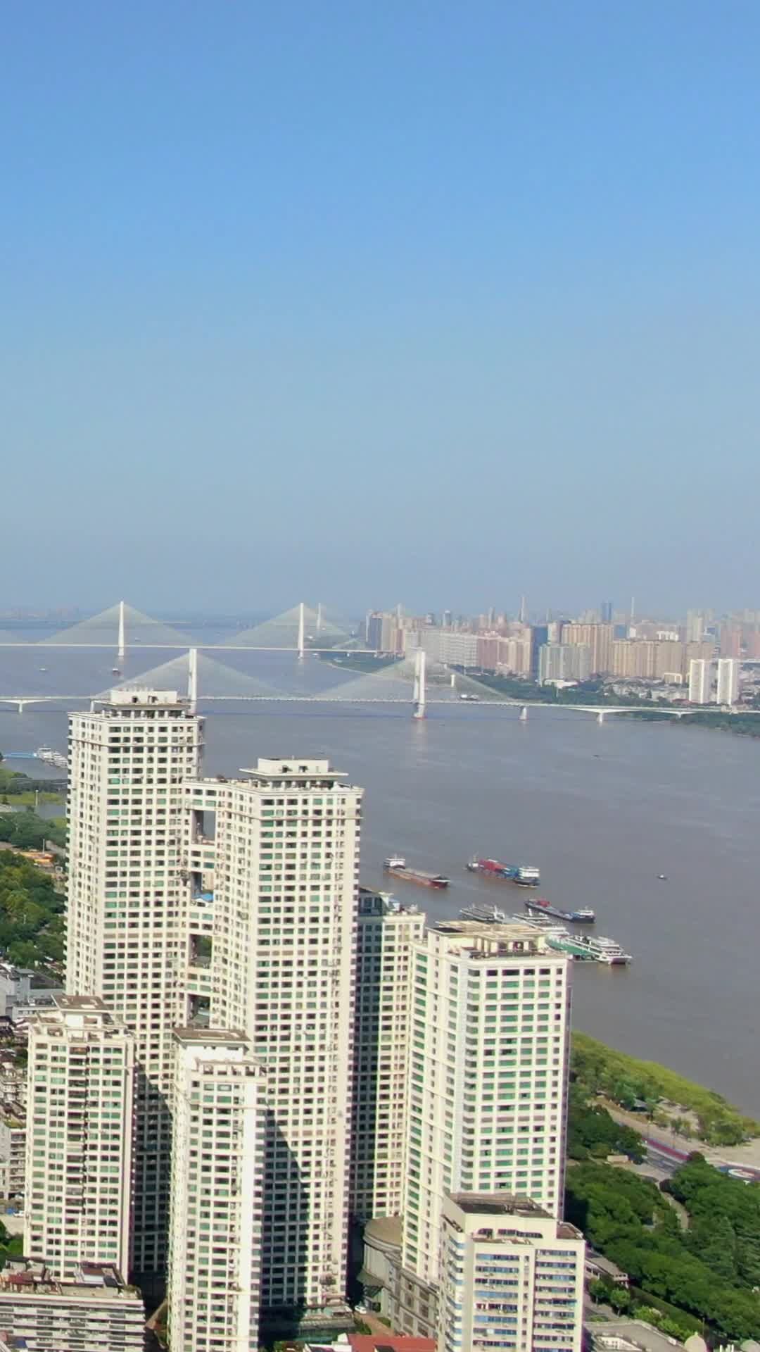 航拍江城武汉城市风光视频的预览图