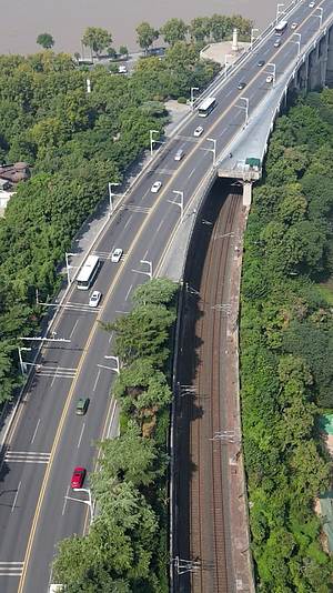 航拍江城武汉桥梁交通车流视频的预览图
