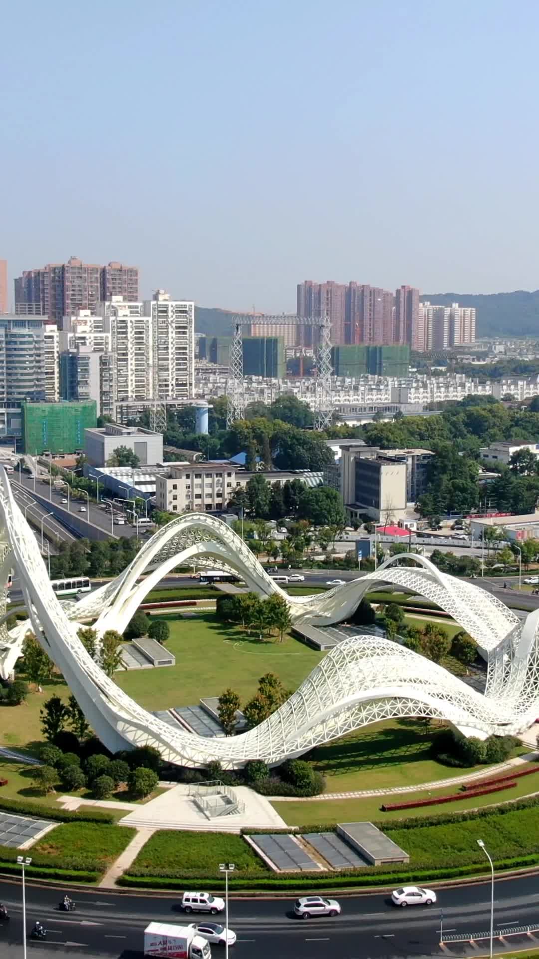 航拍湖北武汉光谷广场视频的预览图