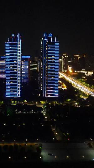 航拍江城武汉夜景高楼视频的预览图