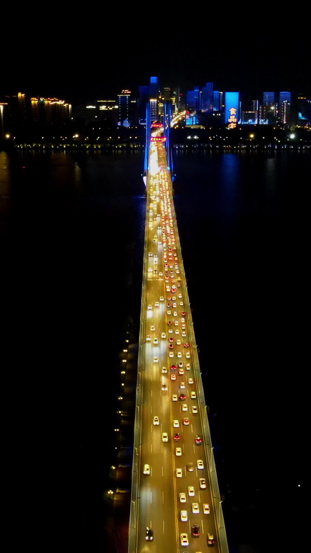 航拍湖北武汉长江二桥车流夜景视频的预览图