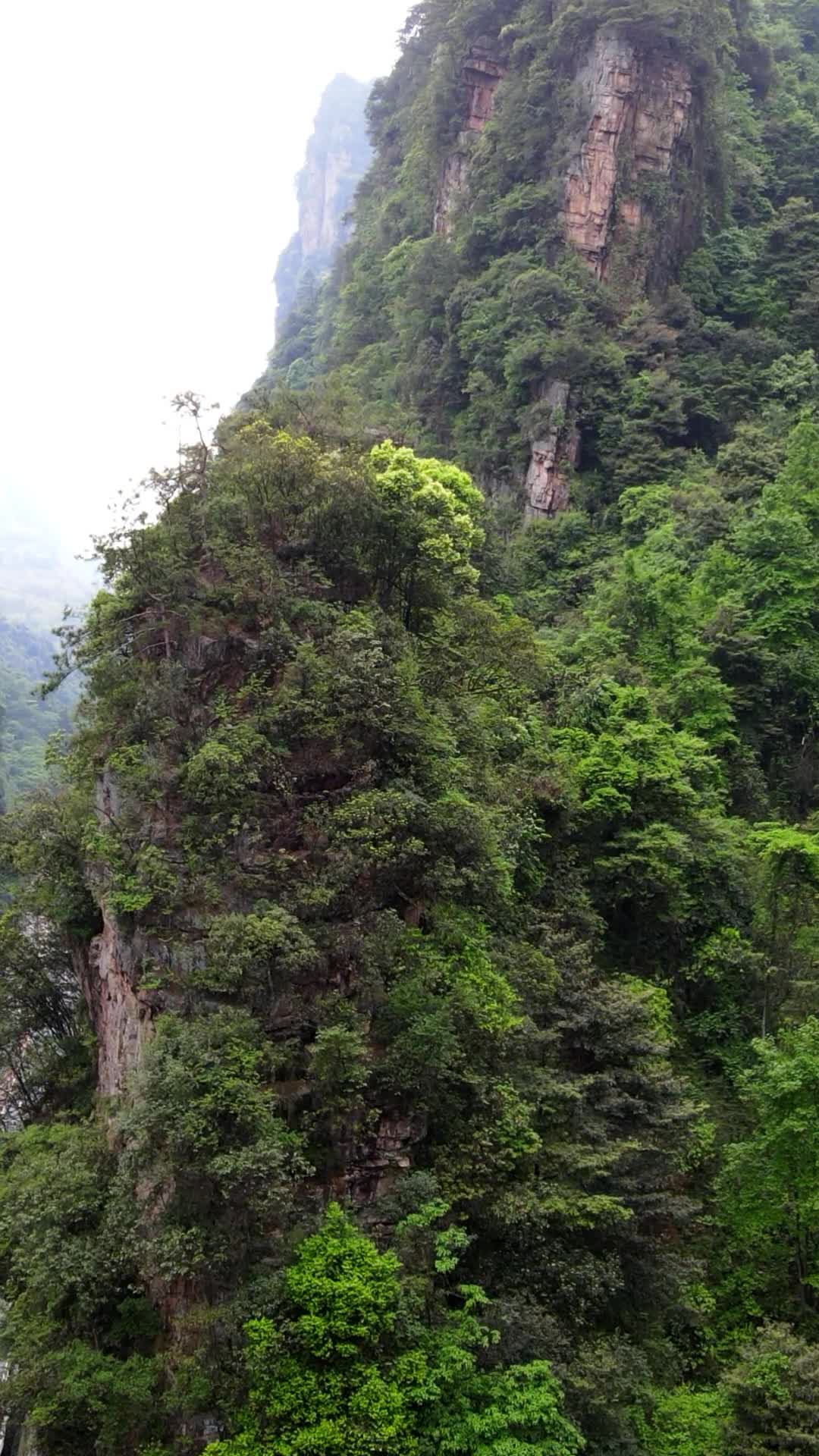航拍悬崖山谷交通大道视频的预览图