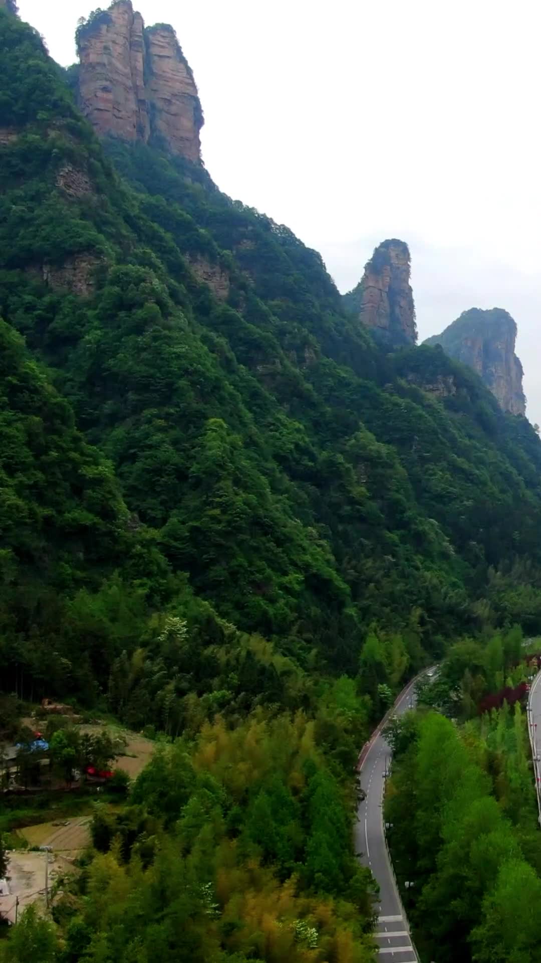 航拍悬崖峭壁大山森林视频的预览图