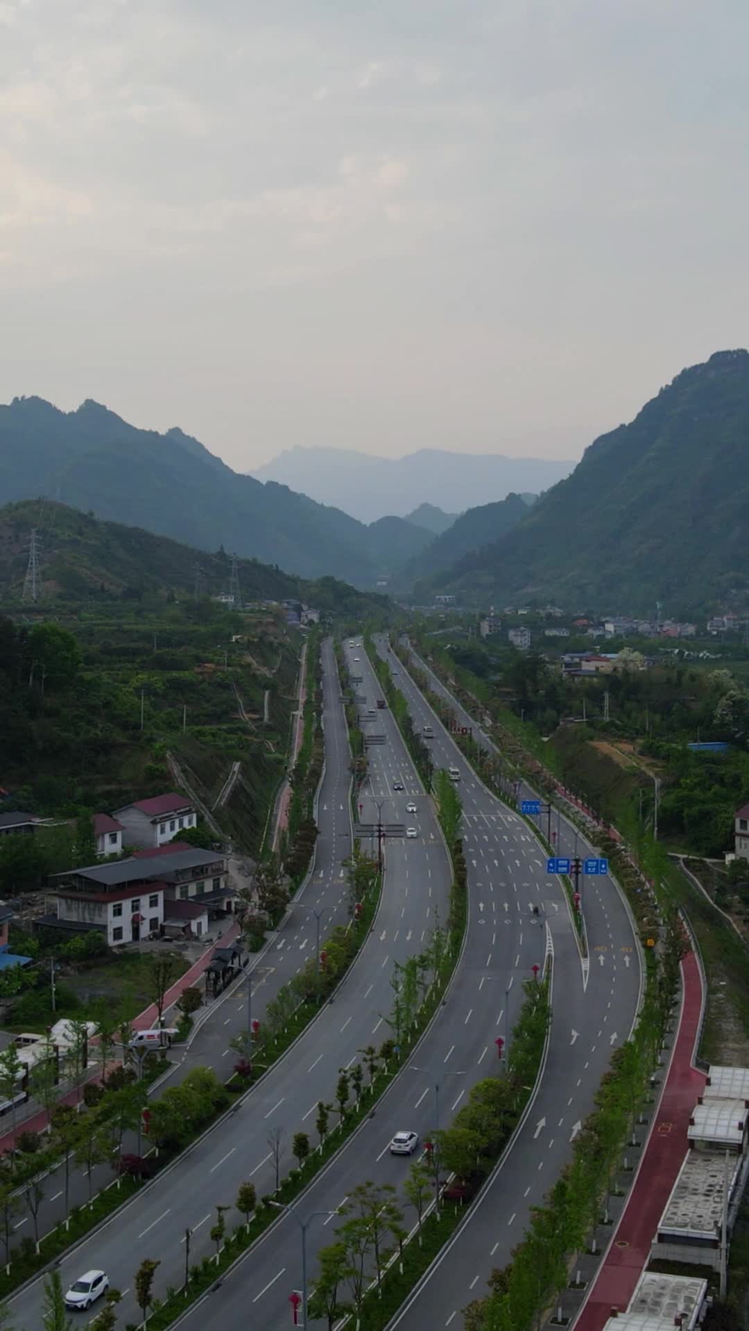 航拍悬崖山谷交通大道视频的预览图