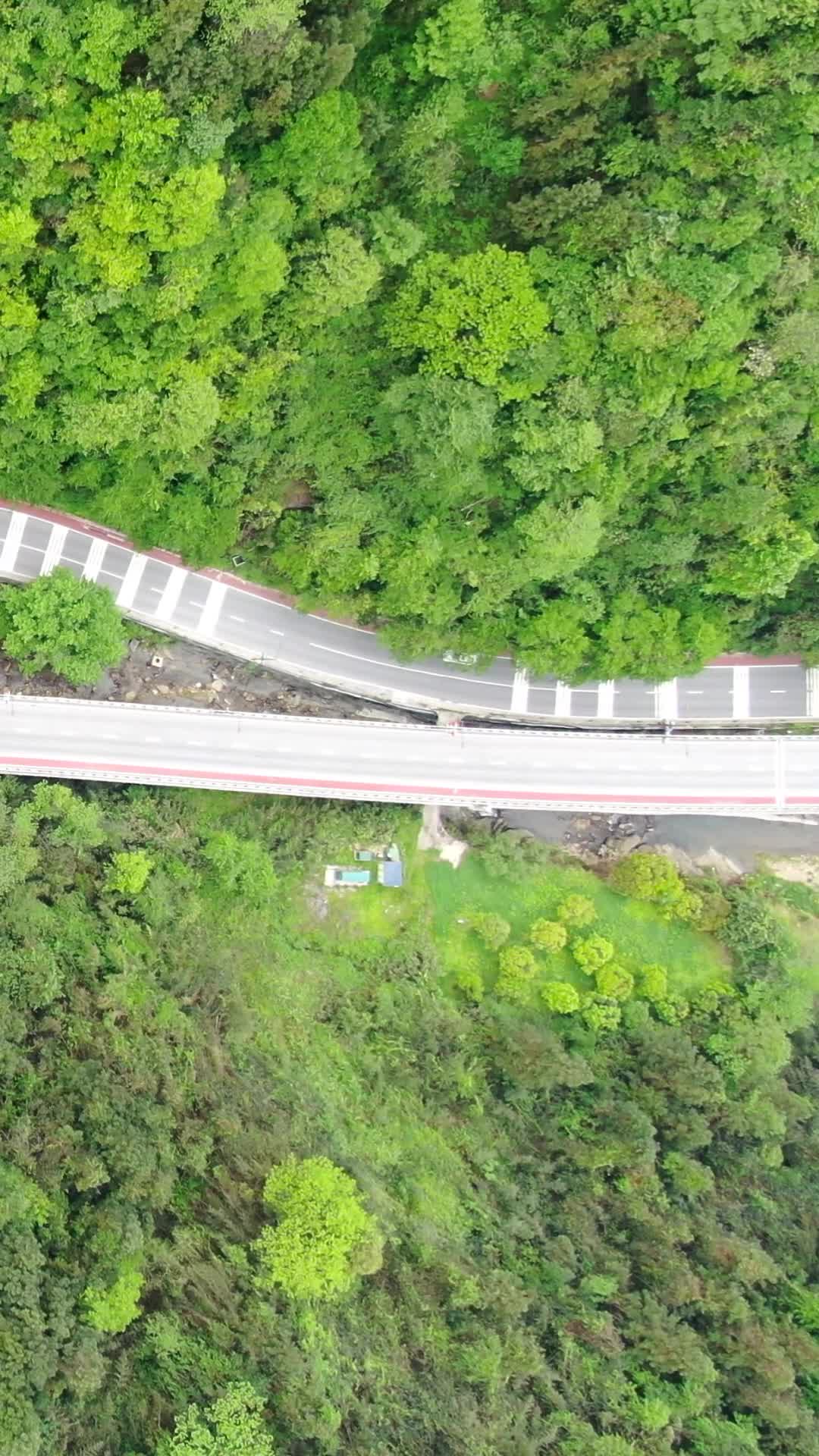 航拍大山里的交通公路视频的预览图