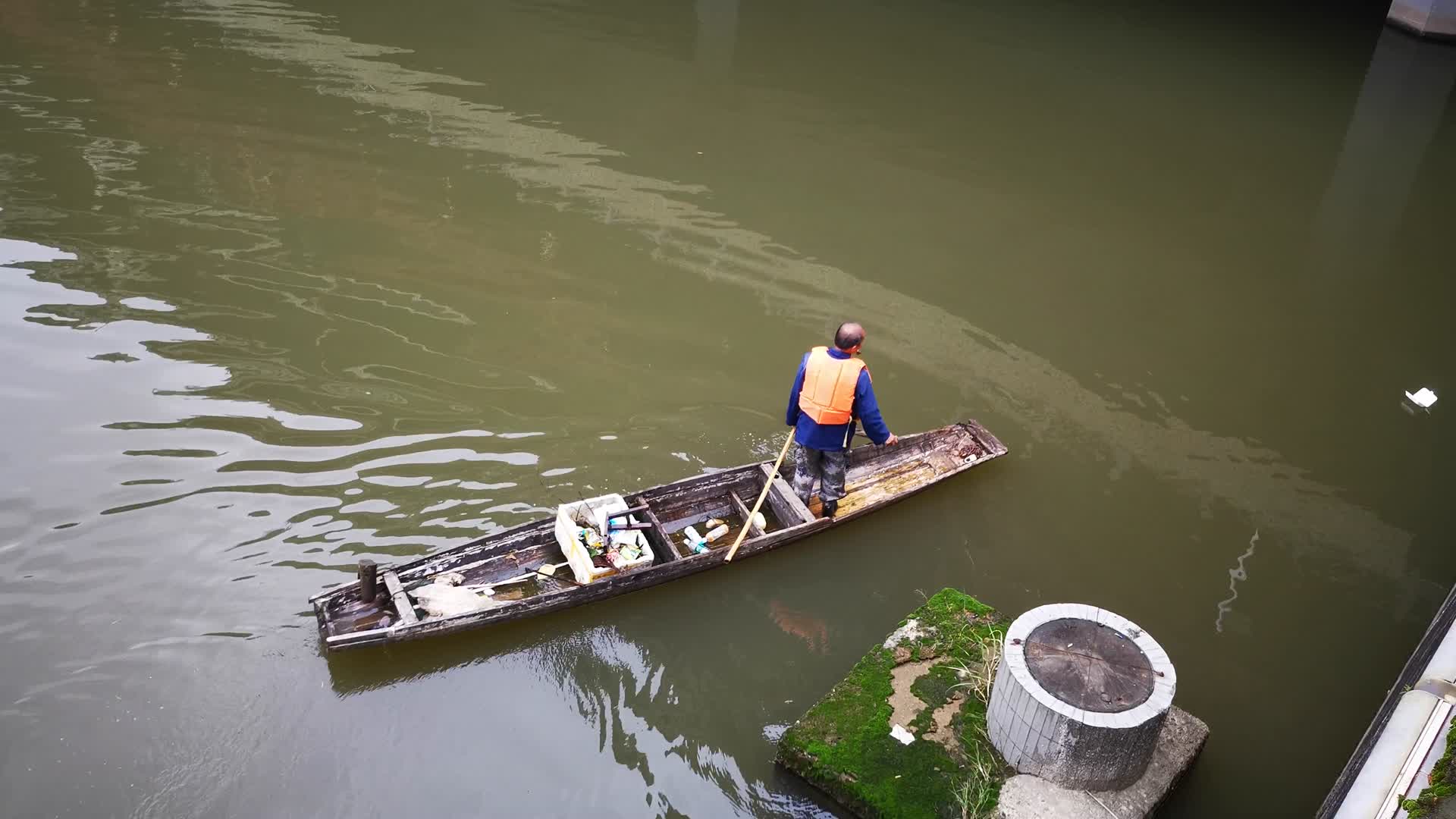 实拍环卫工人河中打捞垃圾视频的预览图