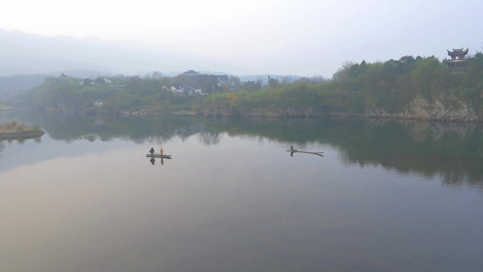 安徽桃花潭渔船山水景色航拍视频的预览图