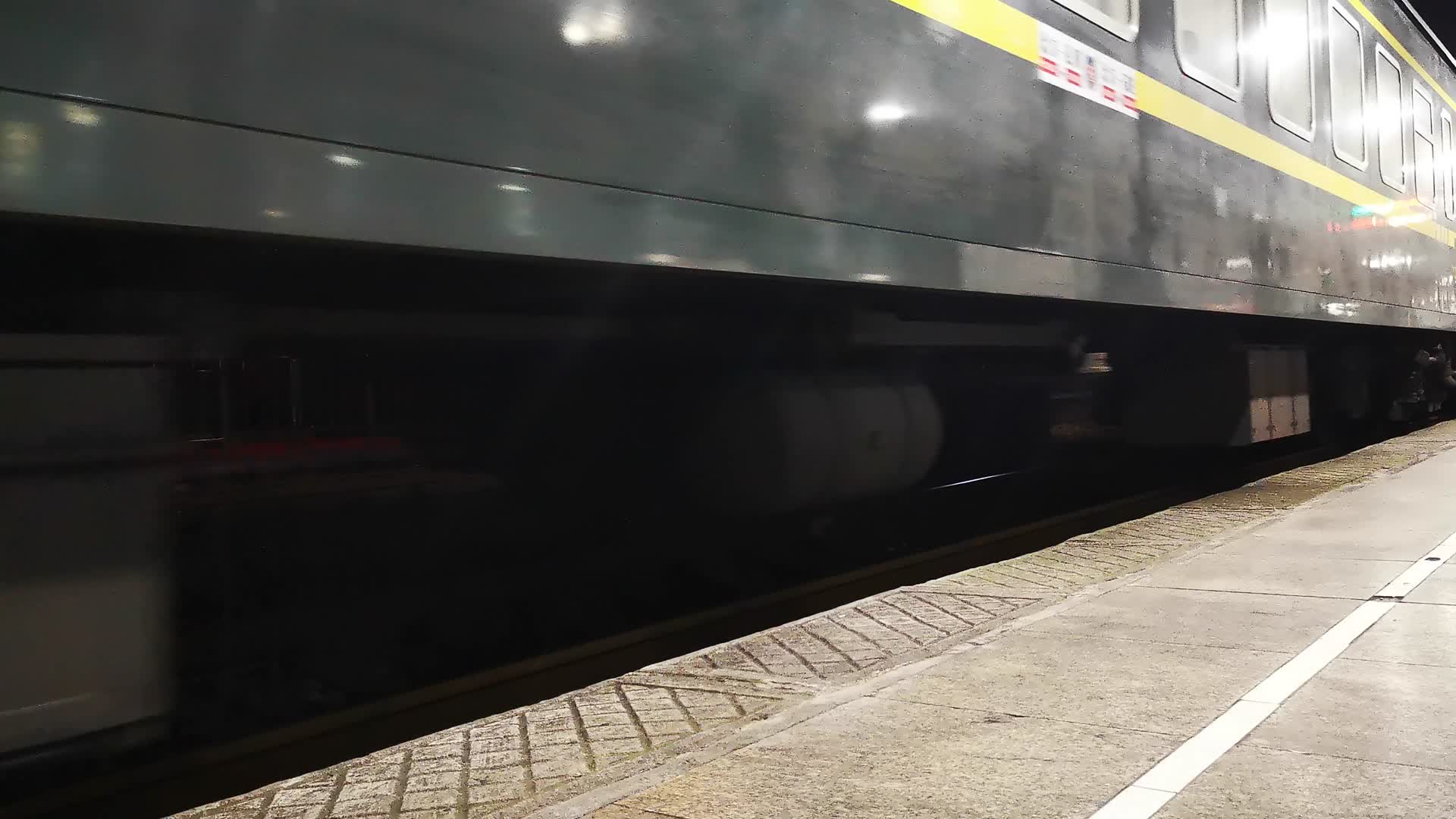 实拍火车站台绿皮火车行驶视频的预览图