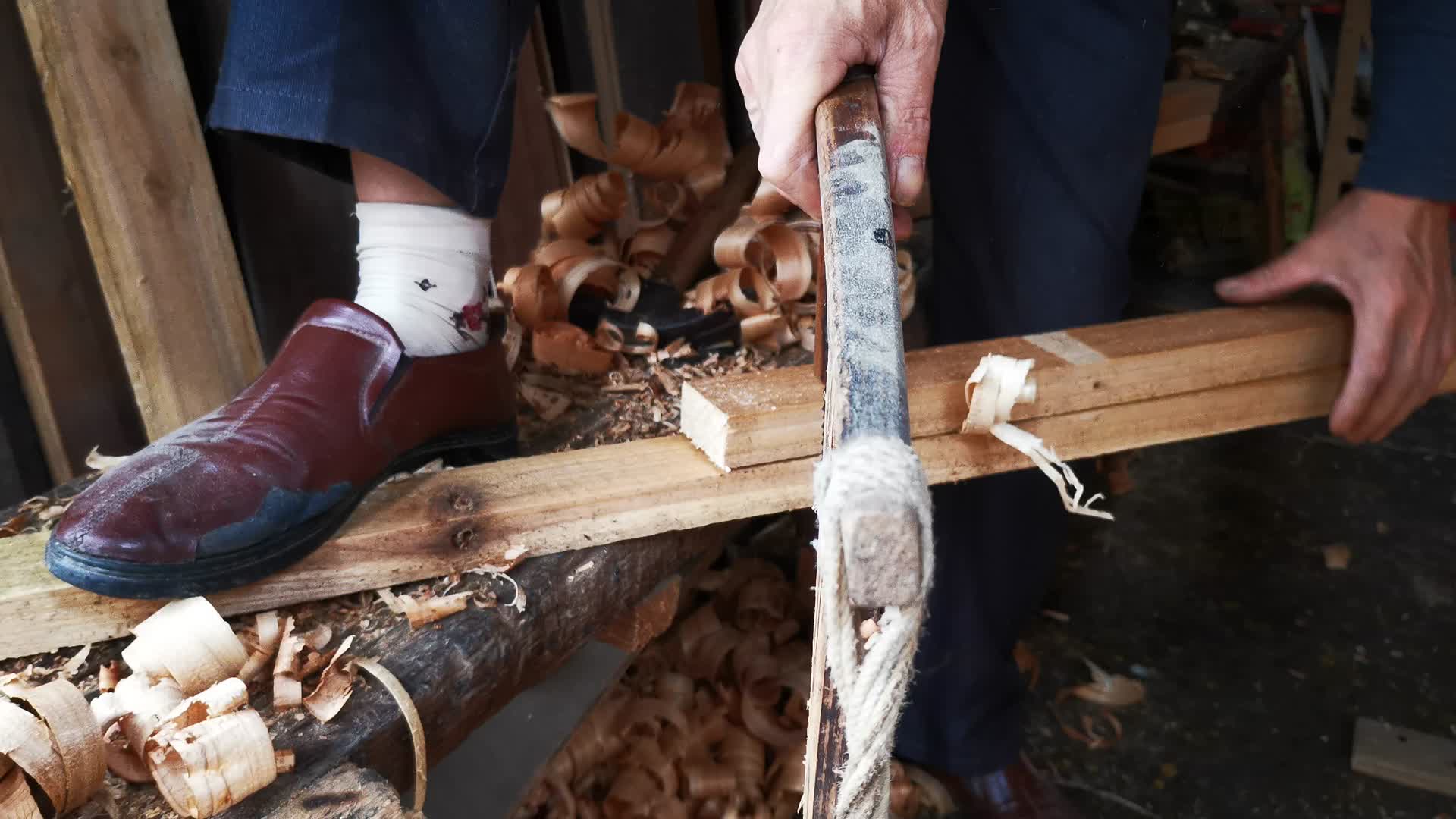 实拍工匠工人锯木头视频的预览图
