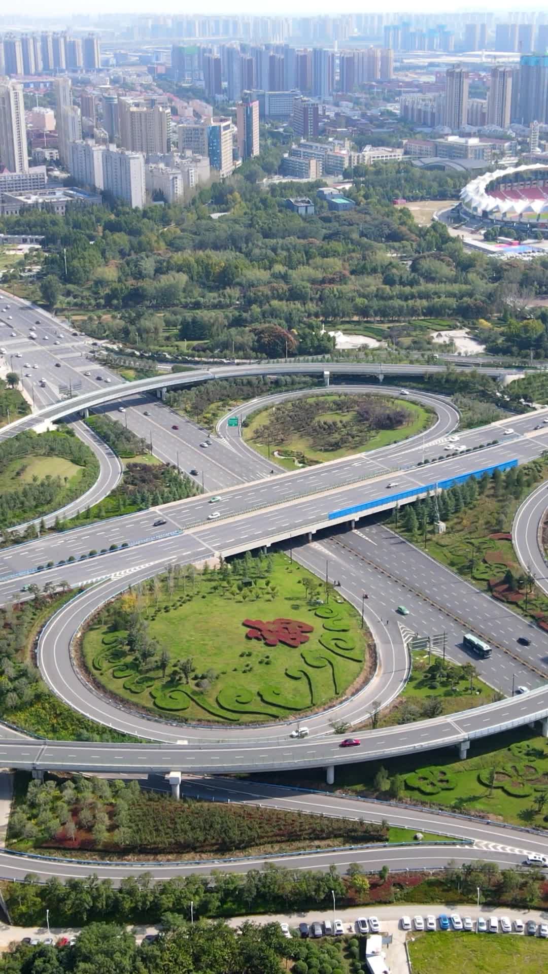 航拍河南郑州立交桥交通视频的预览图